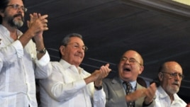 Junto a Castro el vicepresidente de la isla, Esteban Lazo (i); el ministro de Cultura, Abel Prieto (2 i) y el escritor y presidente de la UNEAC Miguel Barnet (d), y el poeta Roberto Fernández Retamar (d)