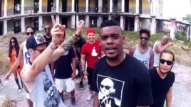 El rapero cubano Bárbaro "El Urbano" Vargas en su nuevo videoclip musical.