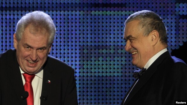 Los candidatos presidenciales, el canciller checo Karel Schwarzenberg (d) y su rival Milos Zeman (i) durante el debate. 