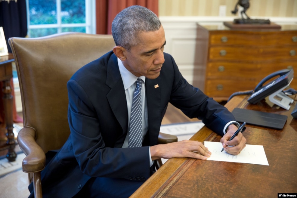 Barack Obama firma una carta que el 17 de marzo de 2016 enviada en el vuelo inaugural del restablecido servicio de correo directo entre EE.UU. y Cuba.&nbsp;