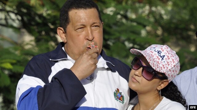 Fotografía de archivo del presidente venezolano, Hugo Chávez, junto a su hija Rosa Virginia en La Habana.