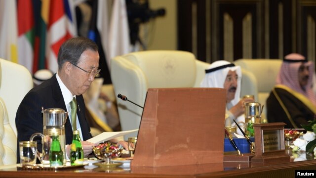 El Secretario General de la ONU Ban Ki-moon (i) en la Conferencia de Donantes para Siria en el Palacio de Bayan en Kuwait.  