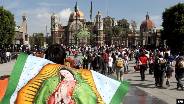 Feligreses llegan a la plazoleta frente a la Basílica de Guadalupe, en Ciudad de México (México). 