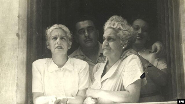 Fotografía facilitada por el Centro de Arte Moderno de Madrid en la que aparece el escritor cubano José Lezama Lima (2i), junto a su madre Rosa (2d) y sus hermanas, Rosa y Eloísa, en el balcón de su casa de La Habana.
