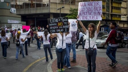 Un grupo de personas opositores al Gobierno del presidente venezolano, Nicolás Maduro, muestra unos carteles con mensajes de protesta en la avenida Francisco de Miranda hoy, 20 de marzo de 2014, en Caracas (Venezuela).