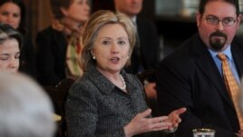 La secretaria de Estado estadounidense, Hillary Clinton (c), realiza unas observaciones mientras preside el Grupo de trabajo para supervisar y combatir el tráfico de personas del presidente Barack Obama en el departamento de Estado en Washington