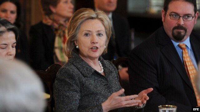 La secretaria de Estado estadounidense, Hillary Clinton (c), realiza unas observaciones mientras preside el Grupo de trabajo para supervisar y combatir el tráfico de personas del presidente Barack Obama en el departamento de Estado en Washington