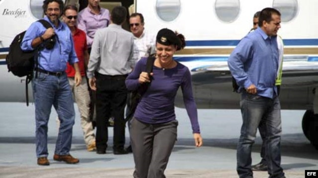  Fotografía cedida por la agencia de noticias Anncol que muestra a la guerrillera holandesa de las FARC, Tanja Nijmeijer (c), llegando a La Habana (Cuba). 