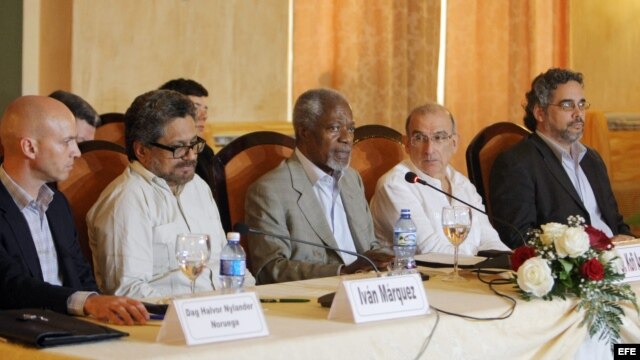El exsecretario general de la ONU Kofi Annan (c), el jefe de la delegación del Gobierno colombiano, Humberto de la Calle (2-d), el jefe del equipo de las FARC en diálogos de paz, Luciano Marín Arango, alias Iván Márquez (2-i), y los garantes en las negoci