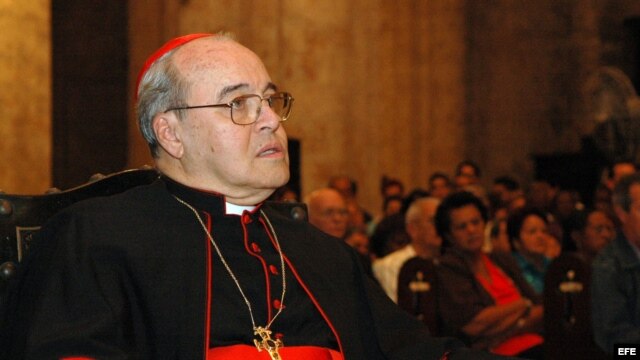 El cardenal cubano Jaime Ortega asiste a un concierto de Navidad celebrado en la Catedral de La Habana (2006).