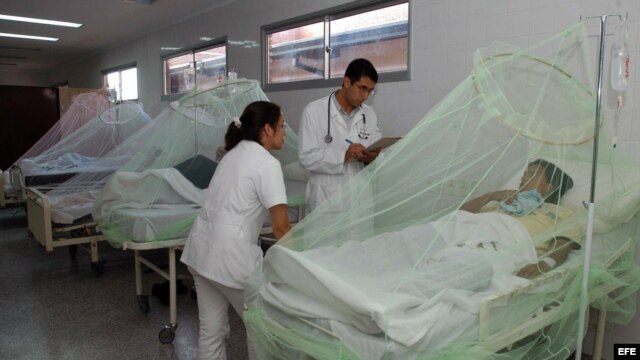 Foto de archivo. Un grupo de pacientes que padecen dengue permanecen internados en un hospital en Cuba.