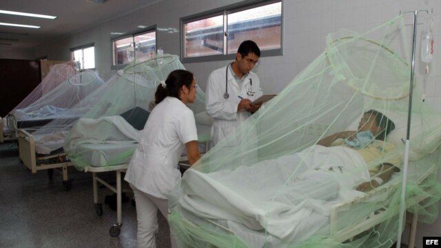 Foto de archivo. Un grupo de pacientes que padecen dengue permanecen internados en un hospital.