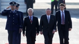El presidente de Cuba, Raúl Castro (2 d), llega el viernes 25 de enero al Aeropuerto Internacional de Santiago de Chile.
