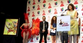 El cantautor mexicano Aleks Syntek (2i) y la cantautora estadounidense Leslie Grace (2d), escuchan a la cantautora y guitarrista guatemalteca Gaby Moreno (d), durante la rueda de prensa ofrecida para anunciar las nominaciones a los premios Grammy Latino.