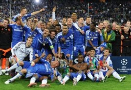 Jugadores del Chelsea celebran con el trofeo después de vencer al Bayern el 19 de mayo de 2012, en el partido por la final de la Liga de Campeones de la UEFA en el estadio Allianz Arena de Múnich (Alemania). Chelsea venció 4-3 en la definición por tiros p