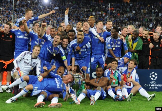 Jugadores del Chelsea celebran con el trofeo después de vencer al Bayern el 19 de mayo de 2012, en el partido por la final de la Liga de Campeones de la UEFA en el estadio Allianz Arena de Múnich (Alemania). Chelsea venció 4-3 en la definición por tiros p
