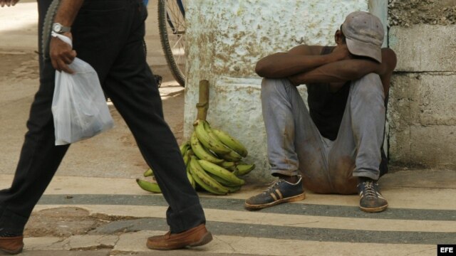 Un hombre duerme en una calle de La Habana.