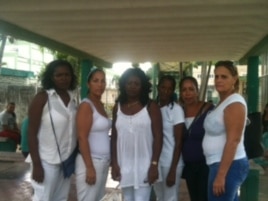 Reporta Cuba Damas de Blanco afuera de 100 y Aldabó este 22 de septiembre acompañan a familia de detenidos