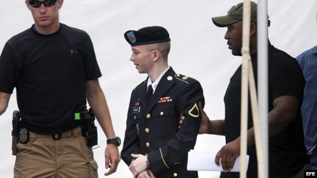 JL08. FORT MEADE (ESTADOS UNIDOS), 30/07/2013.- El soldado estadounidense Bradley Manning (C) sale del juicio en Fort Meade, Maryland, EE.UU., el 30 de julio de 2013. El soldado Manning ha sido declarado no culpable por el consejo de guerra  de "ayudar al