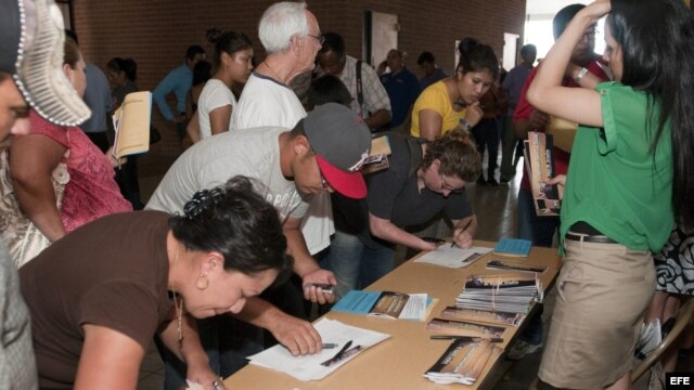 Varios jóvenes indocumentados soñadores rellenan folletos y reciben información de unos voluntarios el 2 de julio 2012, durante un foro comunitario celebrado en Tucson, Arizona. 