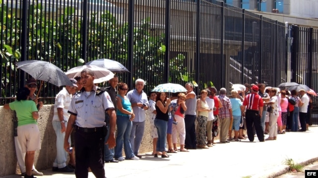 Grupo de personas espera para solicitar visas en la entrada de la Sección de Intereses de EEUU (SINA, por sus siglas en inglés), en La Habana,Cuba. Archivo.