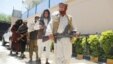 Talibanes asisten a una ceremonia de entrega de armas en la ciudad de Jalalabad, donde el movimiento afgano talibán inauguró hoy una oficina política en Doha.
