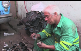 Cansado de lidiar con una pieza rota del motor de su viejo Buick, el mecánico Raúl López decidió construirla él mismo.