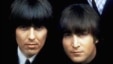 John Lennon y George Harrison.    