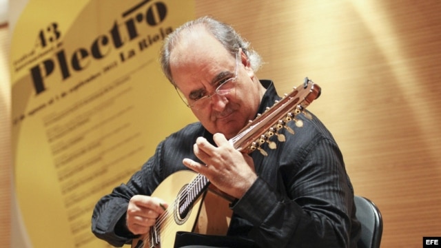 El concertista Pedro Chamorro durante el estreno de la "Sonata para bandurria" dentro del 43 Festival Internacional de Plectro de La Rioja, celebrado en el Museo Würth de Agoncillo. Esta sonata es la primera para bandurria del compositor cubano Leo Brouwe
