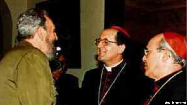 Fidel Castro saluda al cardenal Beniamino Stella (c) y al cardenal Jaime Ortega (d). Foto: Forocatolico.