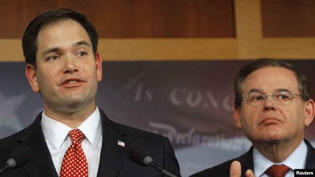 De izquierda a derecha, el senador republicano, Marco Rubio y el senador demócrata, Bob Menendez, ambos de origen cubano, integran el selecto grupo que impulsa una reforma migratoria.