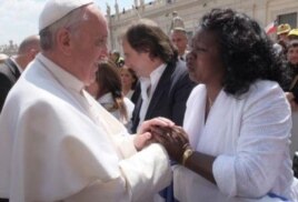 El papa Francisco saluda a la líder de las Damas de Blanco Berta Soler, en mayo de 2013.