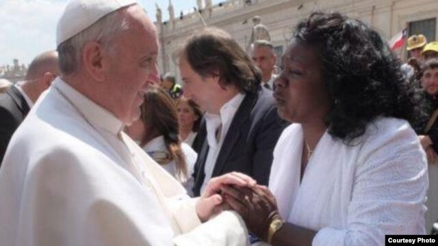 El papa Francisco saluda a la líder de las Damas de Blanco de Cuba, Berta Soler, en mayo de 2013.
