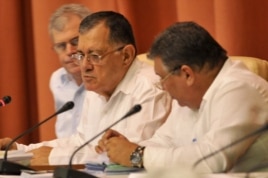 El miinistro de Economía Adel Yzquierdo (c) informa a la Asamblea Nacional la reducción a 1,4 % del pronóstico de crecimiento 2014.