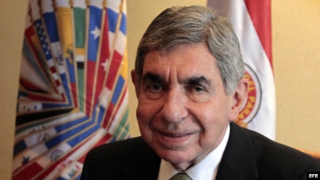 El expresidente de Costa Rica, Oscar Arias, habla durante una entrevista con Efe en Asunción, Paraguay. 