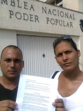 Ignacio estrada y Wendy Iriepa entregan peticion LGBT