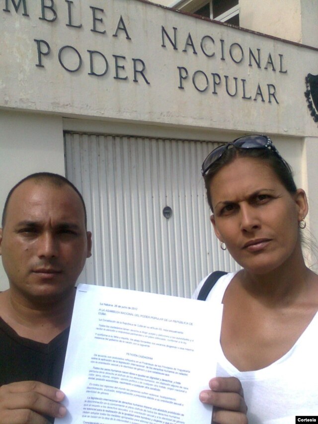Ignacio estrada y Wendy Iriepa entregan peticion LGBT