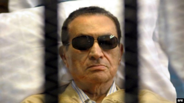Fotografía de archivo del 2 de junio de 2012 del expresidente egipcio Hosni Mubarak, en una camilla tras las rejas.