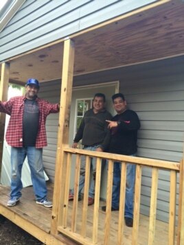 Exiliados preparan albergue para cubanos.