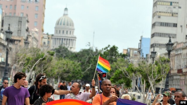 Fotografía de archivo de un grupo de activistas cubanos cuando celebraban el Día del Orgullo Gay el martes 28 de junio de 2011, en La Habana. EFE/Alejandro Ernesto