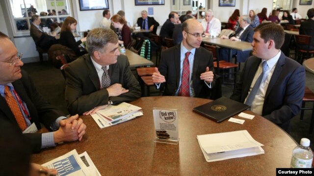 El presidente del Consejo Tecnológico de New Jersey, James Barrood, en una reunión reciente con congresistas.