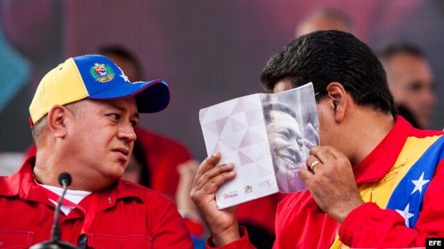 El presidente de Venezuela Nicolás Maduro y el presidente de la Asamblea Nacional venezolana Diosdado Cabello (d-i).