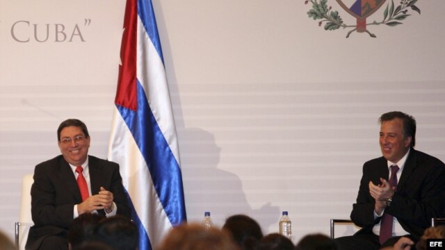 El canciller de Cuba, Bruno Rodríguez (i), y el mexicano, José Antonio Meade (d), participan hoy, viernes 1 de noviembre de 2013, durante una conferencia magistral ofrecida en la capital mexicana. 