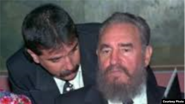 Consultando con el jefe: Roberto Robaina fue nombrado ministro de Exteriores por Fidel Castro en 1993.