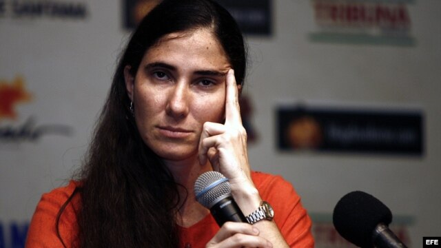 Yoani Sánchez, autora del blog "Generación Y", habla durante una rueda de prensa el 19 de febrero de 2013, en Feira de Santana (Brasil). 