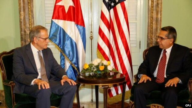 DeLaurentis (i) entrega carta de Obama para Castro sobre reanudación de relaciones en la Cancillería cubana.