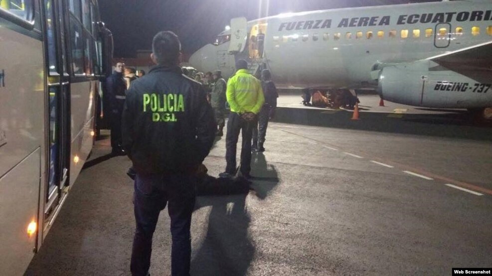 Los migrantes son conducidos al avión d ela Fuerza Aérea que los conducirá a Cuba. (Foto: Minsiterio del Interior de Ecuador)
