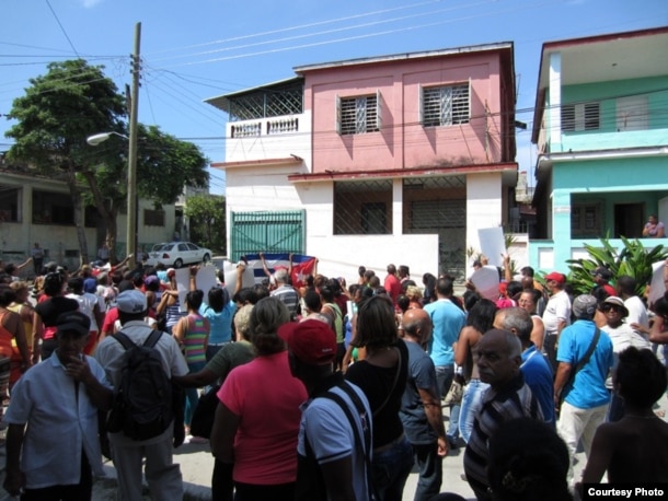 Turba oficialista contra Damas de Blanco. (Foto: Maykel Paneque)