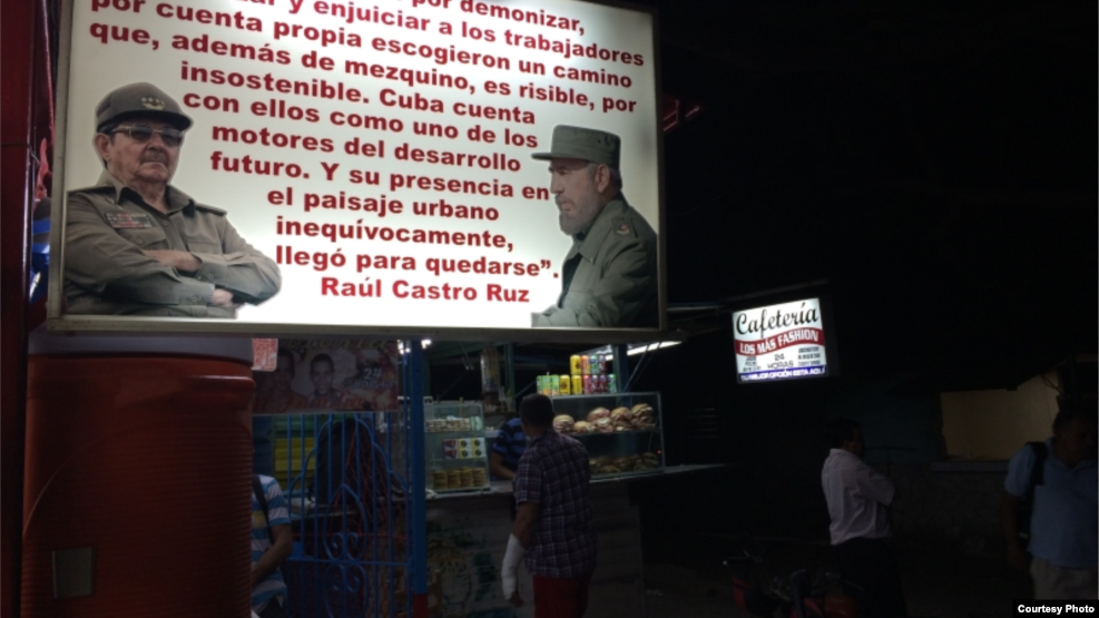 Como medio de protección, algunos cuentapropistas han realizado inversiones con “repercusión política” colocando frente a sus negocios carteles lumínicos donde resaltan frases y fotos de Raúl y Fidel. Foto Fernando Donate para Cubanet.