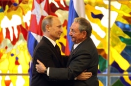 "¡El beso, el beso!": Castro y Putin se abrazan en La Habana después de hacer declaraciones a la prensa.